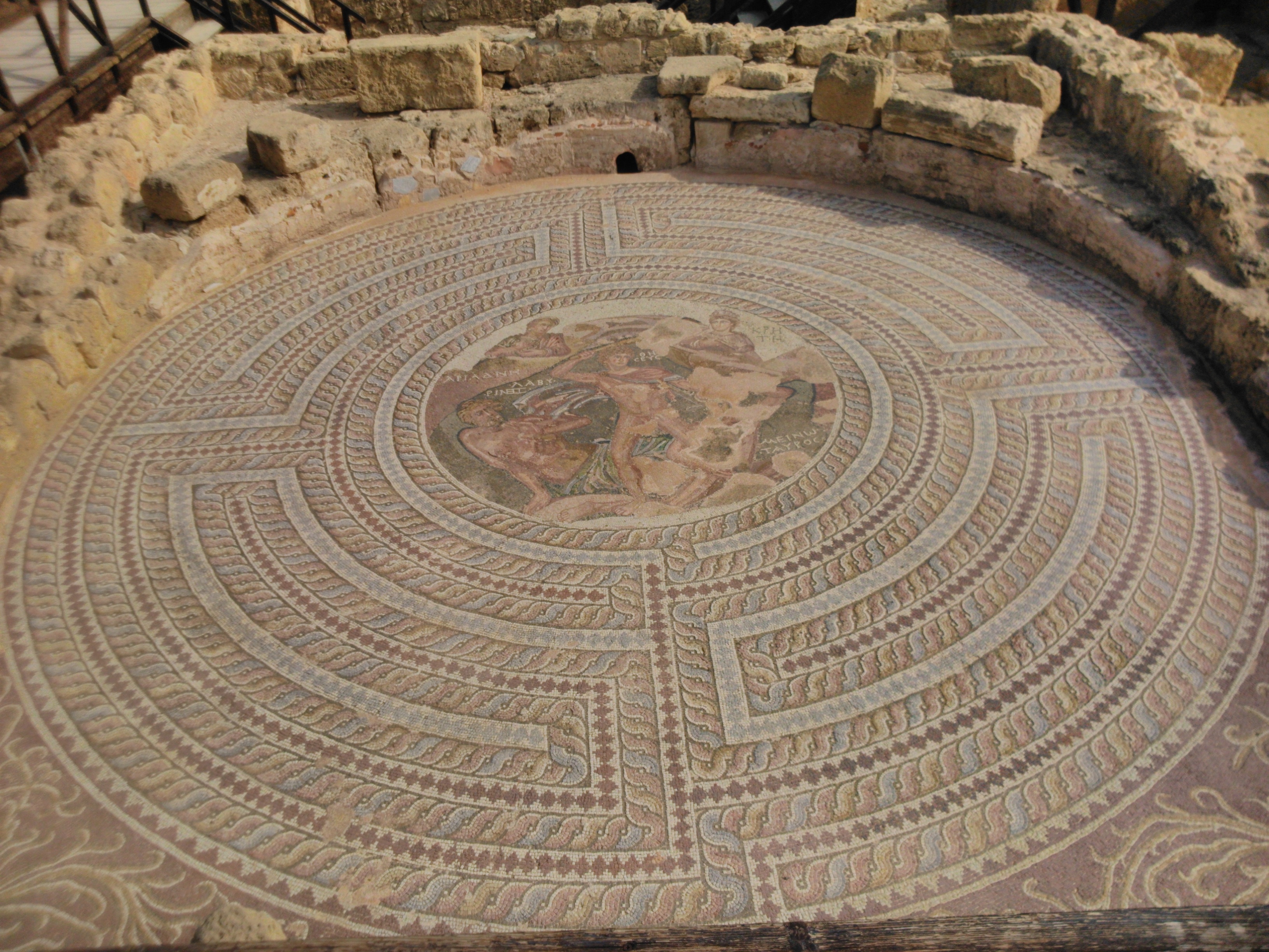 Podlaha symbolizující Minotaurův labyrint
